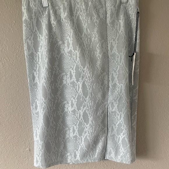 Haute Monde Silver Two Piece Crop & Skirt with Split - Picture 3 of 6